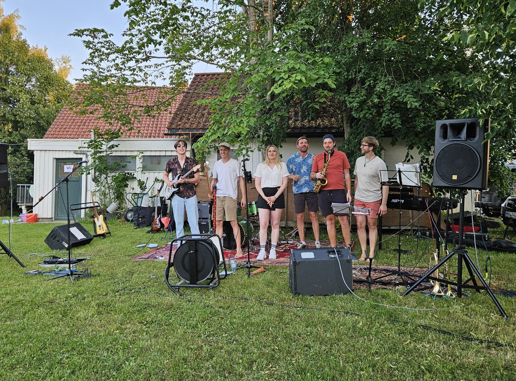 Die Band +one bei einem Gartenkonzert