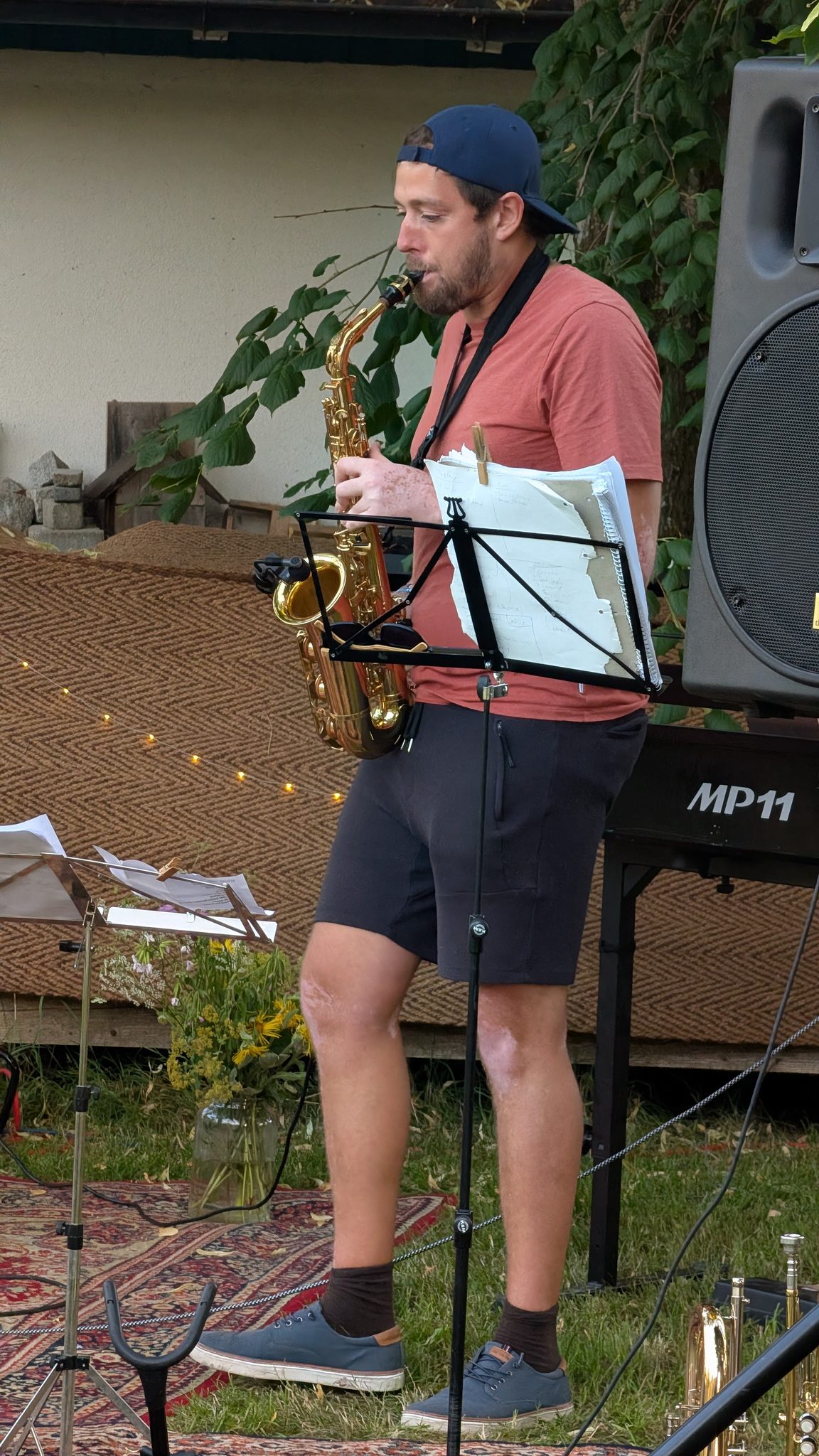 Basti am Saxophon beim Gartenkonzert