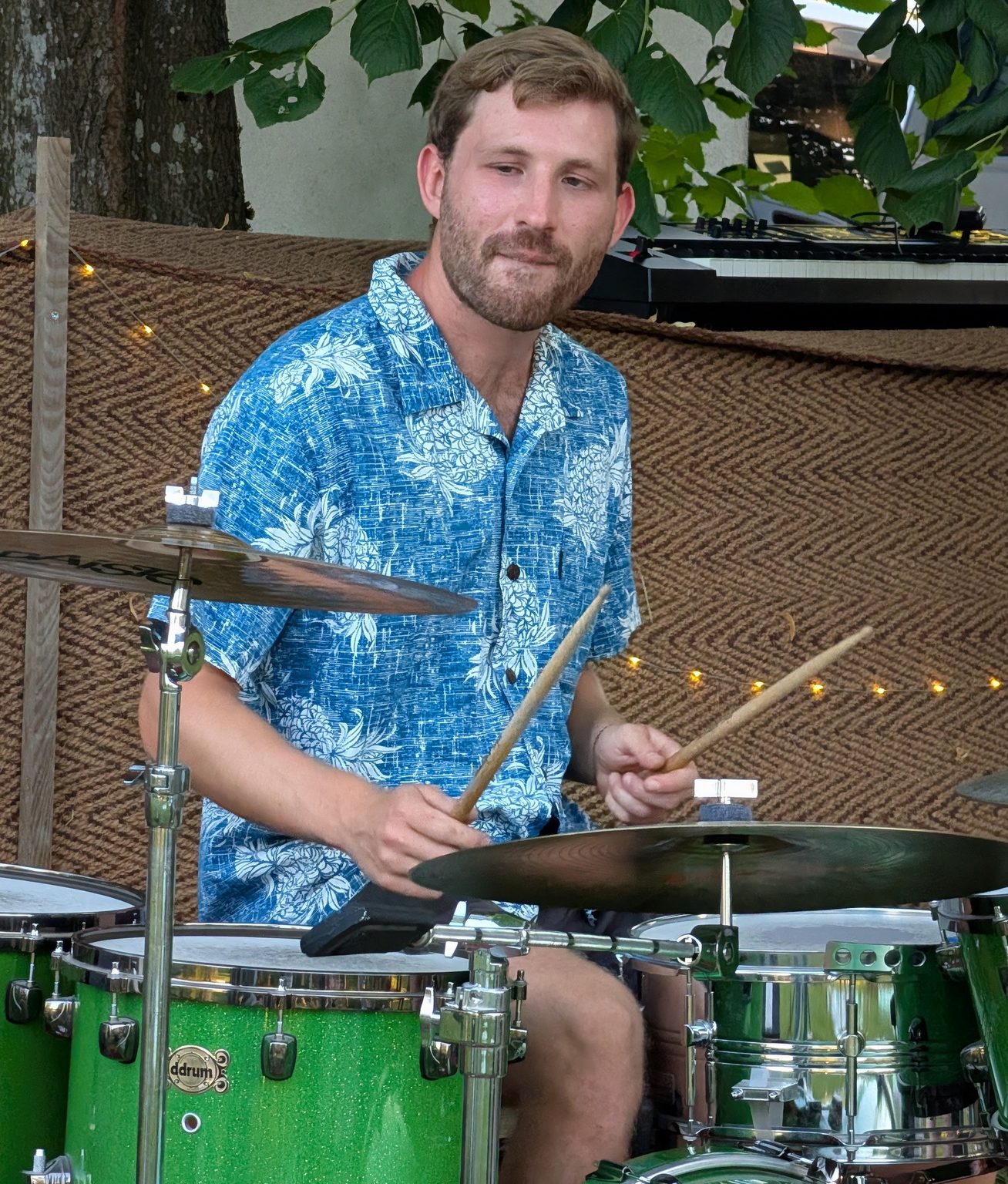 Schlagzeuger von +one im Hawaiihemd